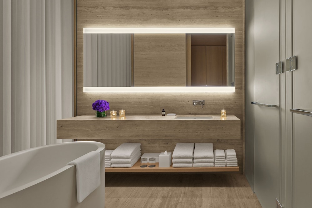 Room, 1 King Bed, Balcony - Photo 4