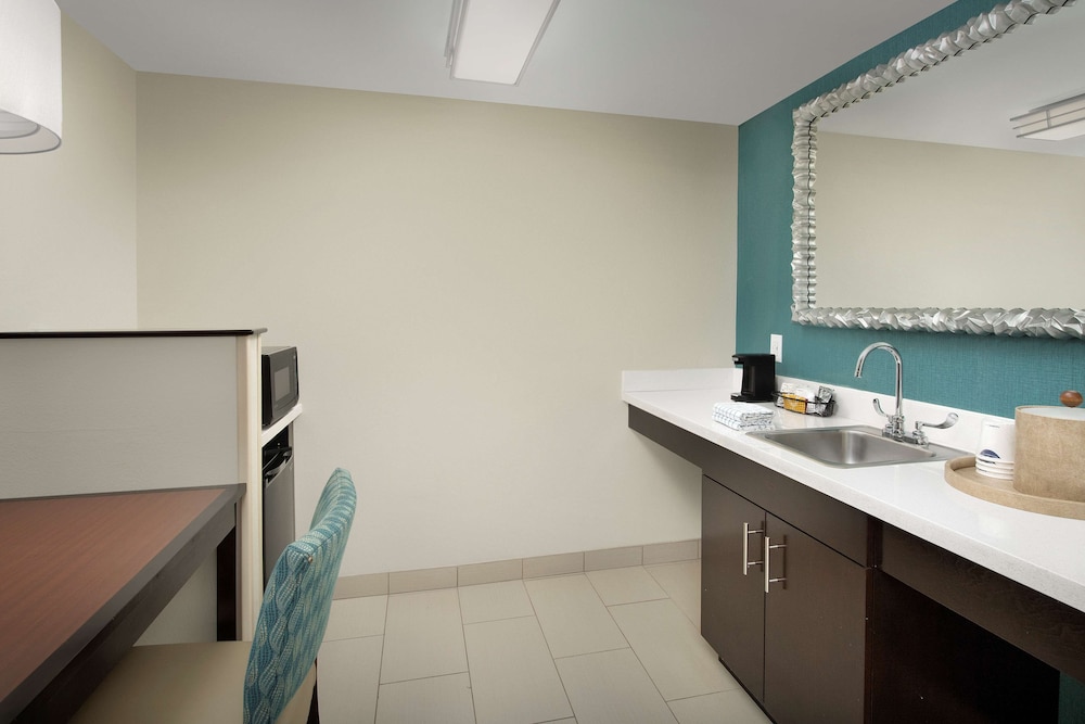 Suite, 1 King Bed, Non Smoking, Kitchenette photo 3
