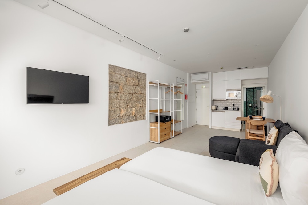 Deluxe Studio, 2 Twin Beds, Balcony