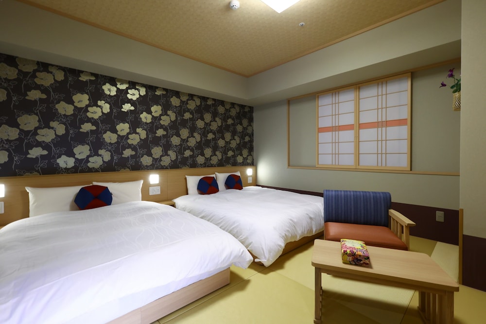 Corner Twin Room, Non Smoking No Housekeeping - Photo 1