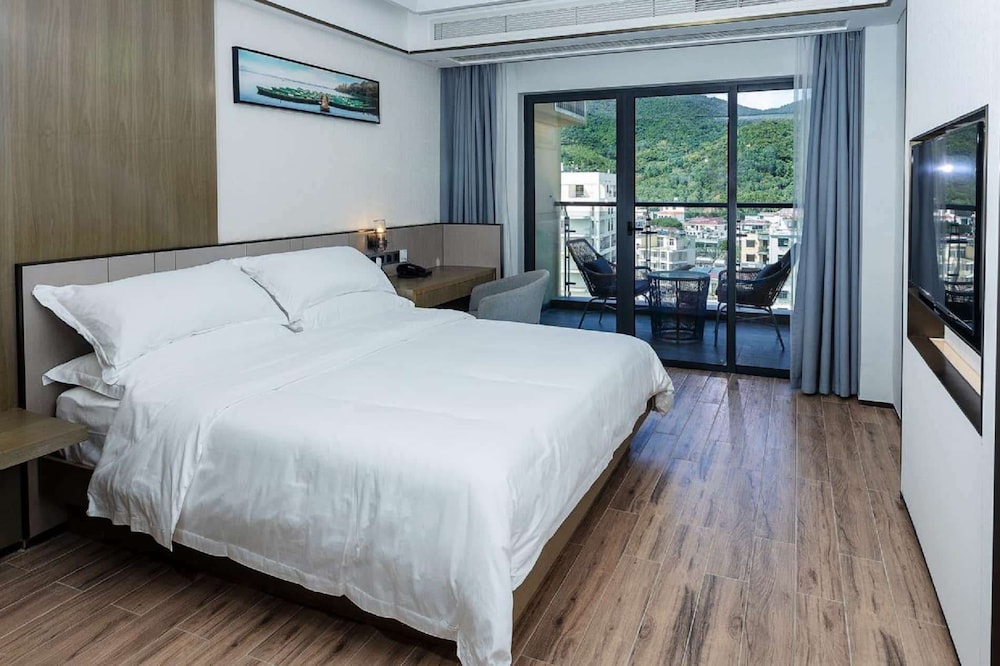 Executive Room, 1 King Bed, Non Smoking, Mountain View