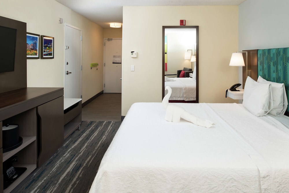 Room, 1 King Bed, Accessible, Bathtub - Photo 4