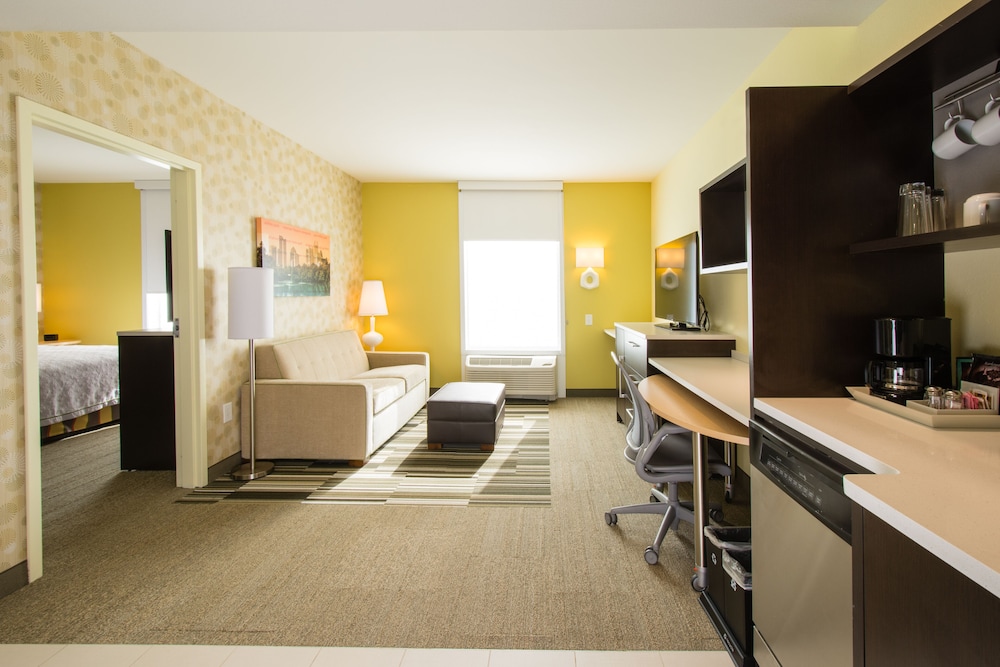 Suite, 1 King Bed, Accessible, Non Smoking (Roll In Shower) photo 2