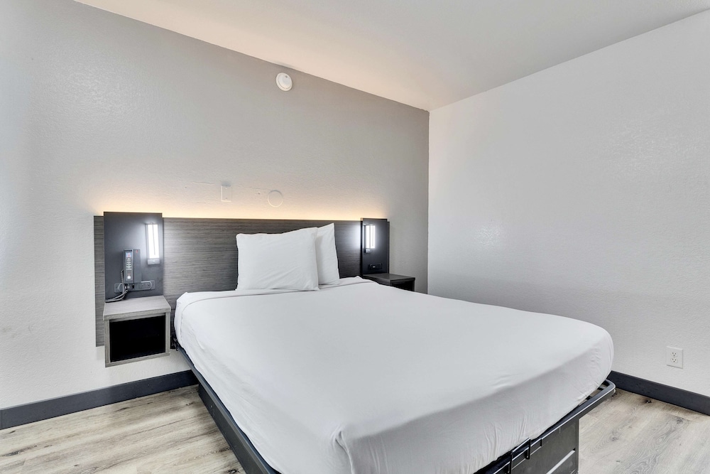 Standard Room, 1 Queen Bed, Non Smoking