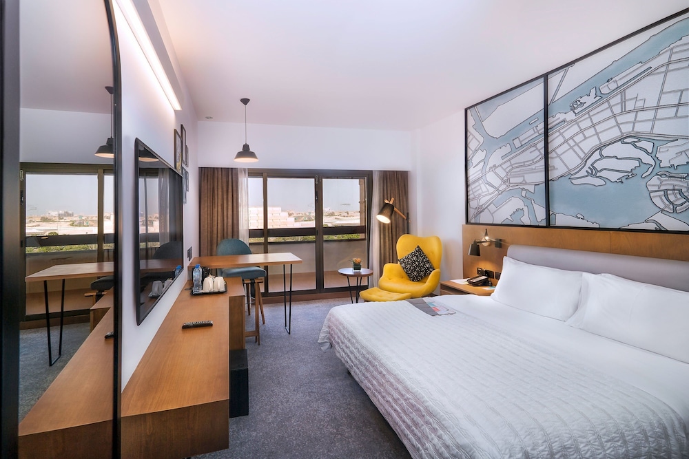 Deluxe Room, 1 King Bed, Resort View (Balcony) photo 2