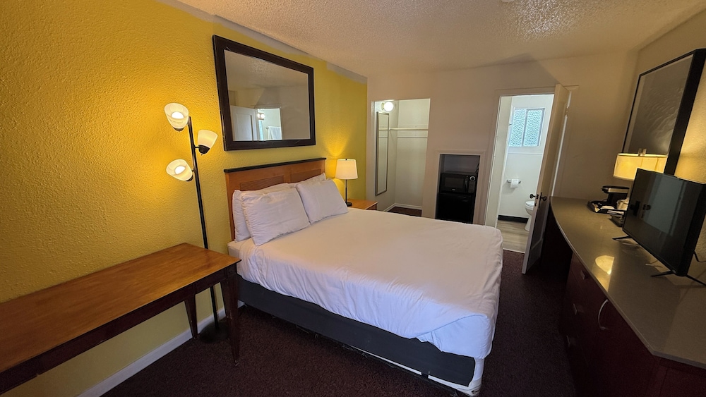 Classic Room, 1 Queen Bed, Non Smoking, Ground Floor photo 1