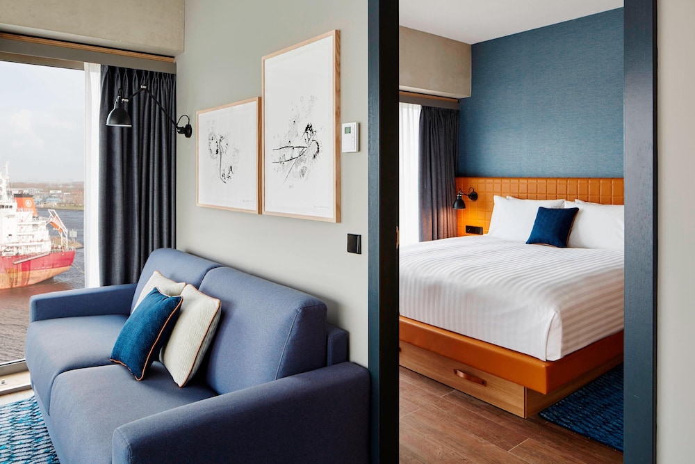 Suite, 1 Queen Bed, Corner photo 3