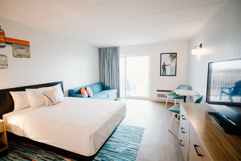 Oceanfront King Bed with Pullout Sofa and Balcony photo 1