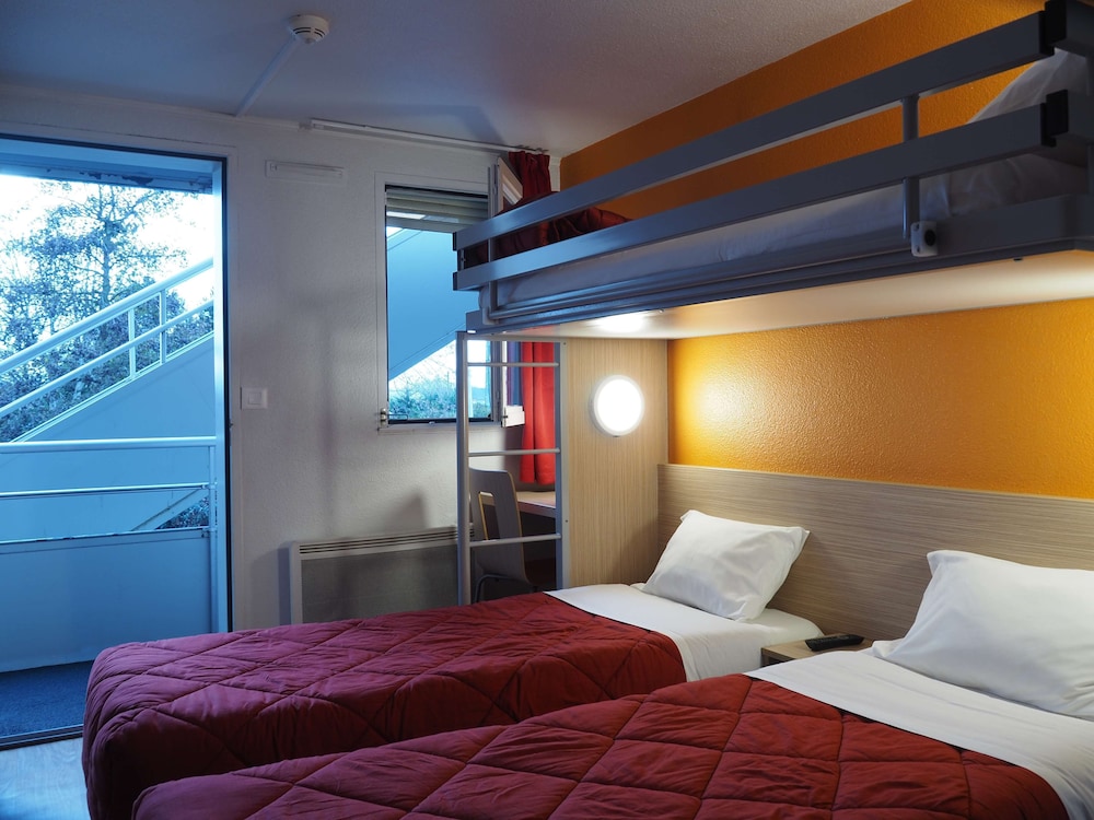 Standard Room, 3 Twin Beds - Photo 4