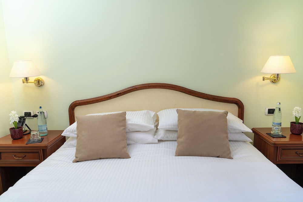 Superior Double or Twin Room, Balcony, Partial Lake View photo 2