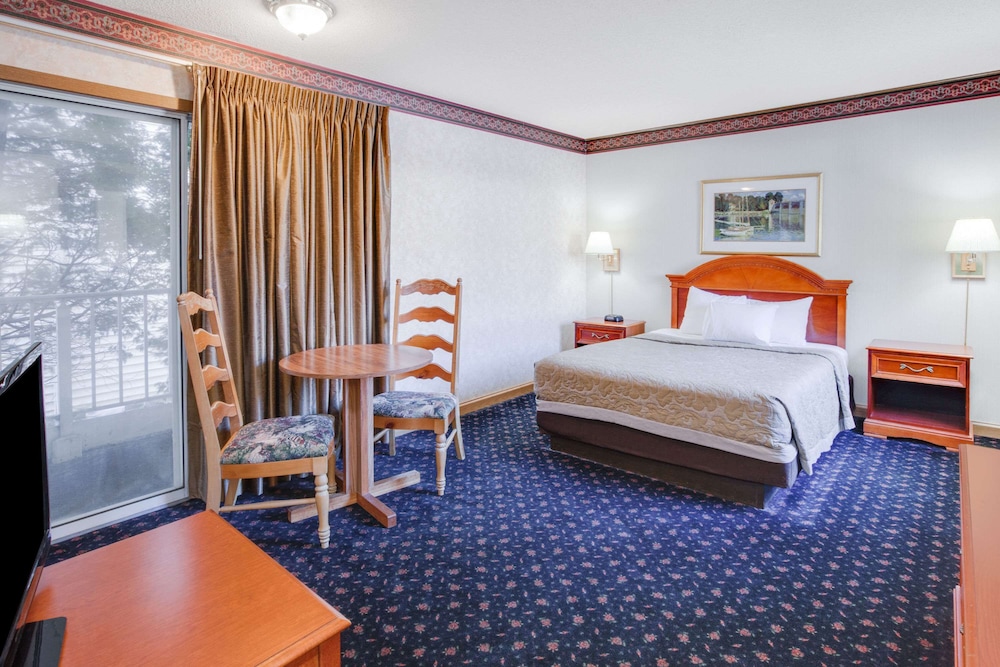 Standard Room, 1 Queen Bed, Courtyard View photo 1