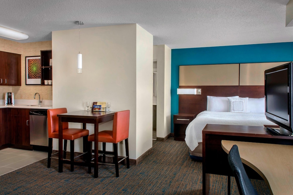 Suite, 1 Bedroom, Smoking (Mobility/Hearing Accessible, Tub) photo 2