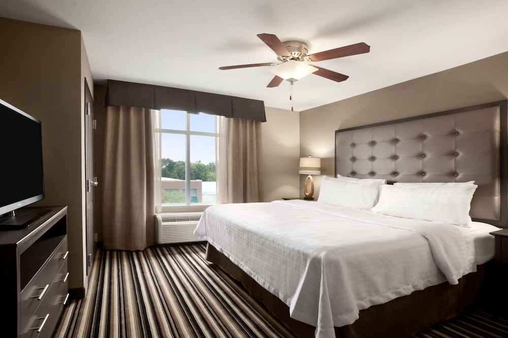 1 KING BED GRAND STUDIO SUITE Non-Smoking photo 2