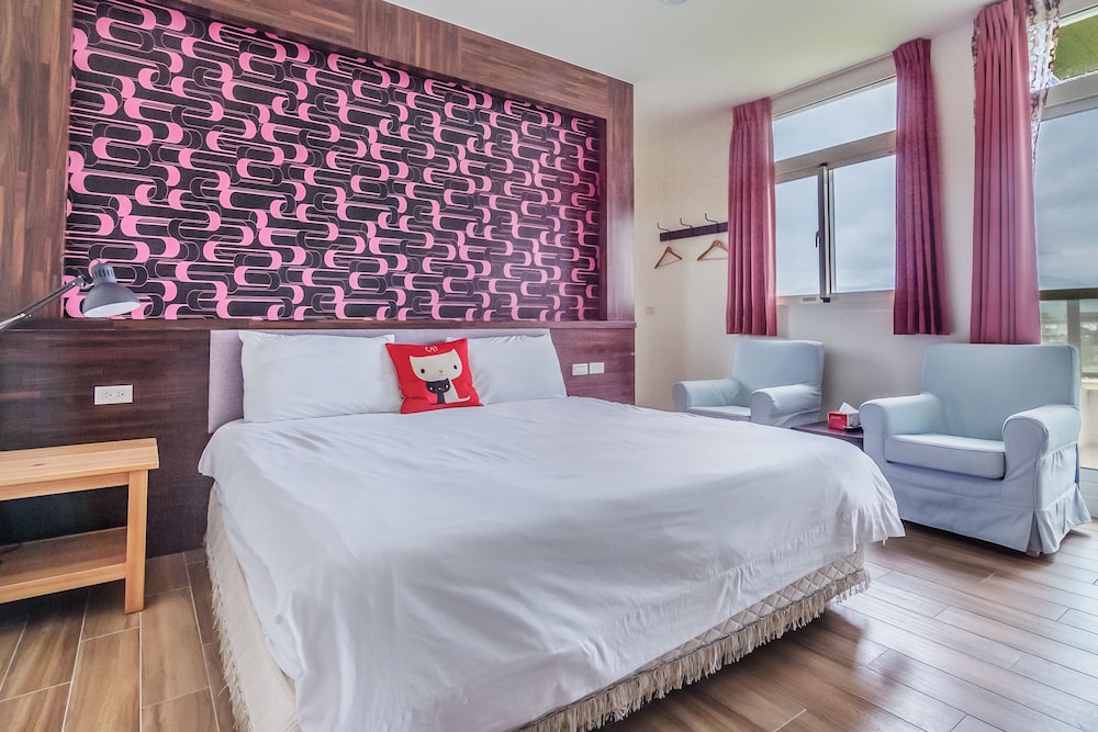 Deluxe Room, 1 Queen Bed, Courtyard View