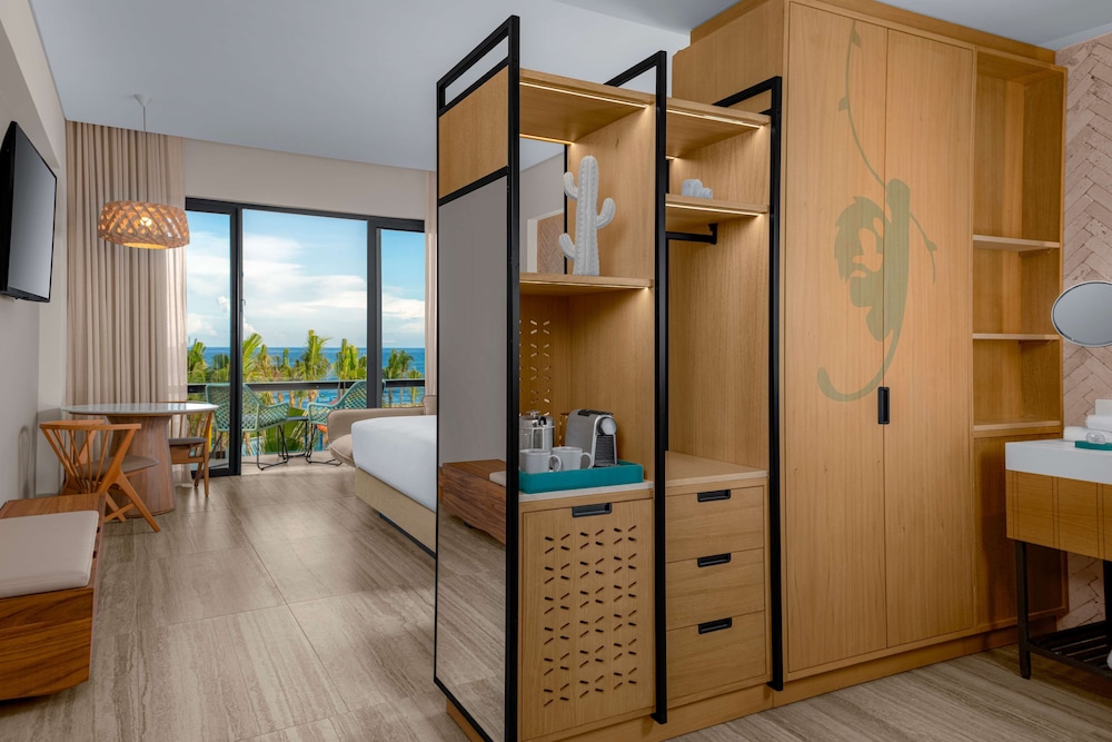 Club Suite, 1 King Bed, Ocean View - Photo 3