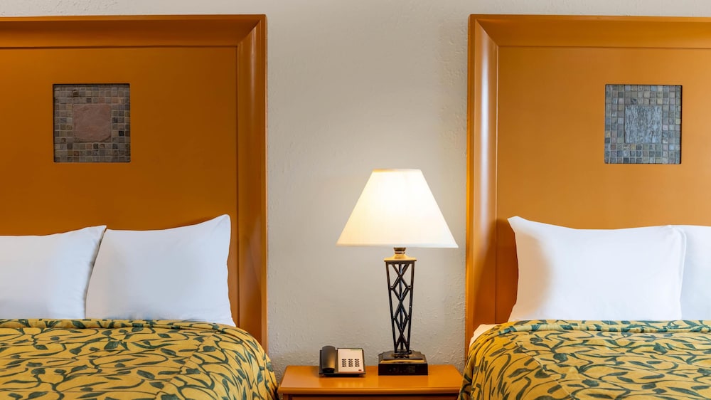 Deluxe Suite, 2 Queen Beds, Non Smoking, Refrigerator & Microwave - Photo 1