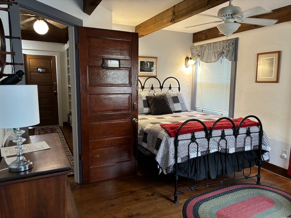 Standard Double Room, Private Bathroom (Lights & Shadows) photo 2