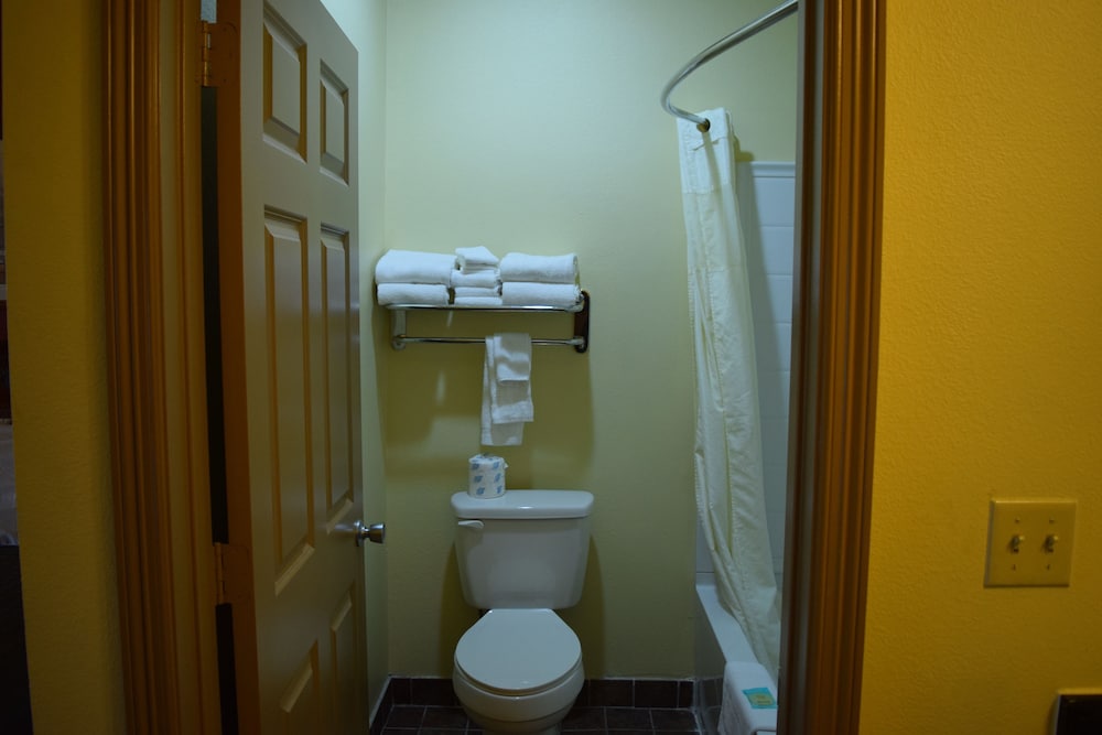 Standard Room, 2 Queen Beds, Non Smoking, Refrigerator & Microwave - Photo 6