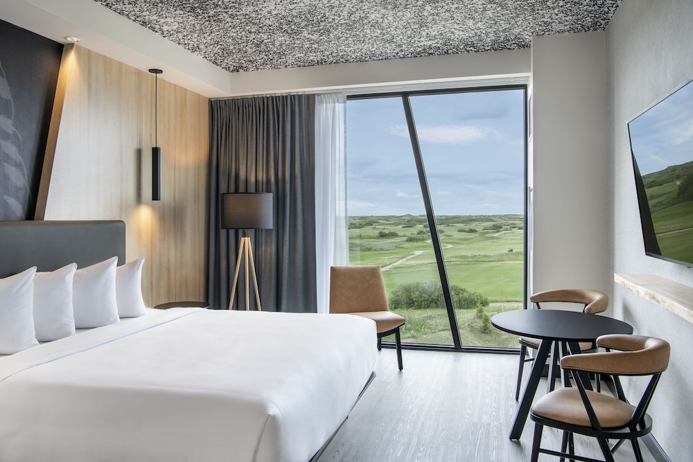 Standard Room, 1 King Bed Golf View - Photo 4