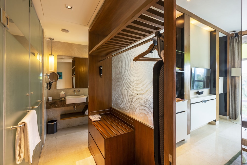 Premium Room Pool View Queen Bed - Photo 6