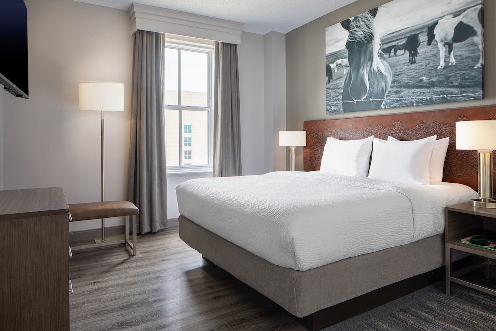 Room, 1 King Bed (Hearing Accessible) - Photo 1