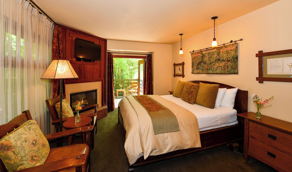 02 Deluxe king with fireplace
