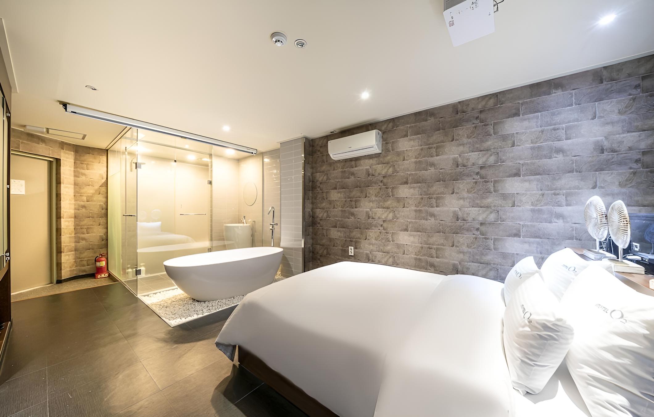Room (Suite - Beam Projector (Air Purifier ) photo 1