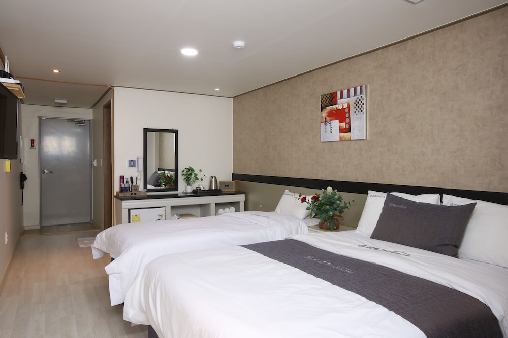 Premium Twin Room (Personal Netflix account available) photo 2