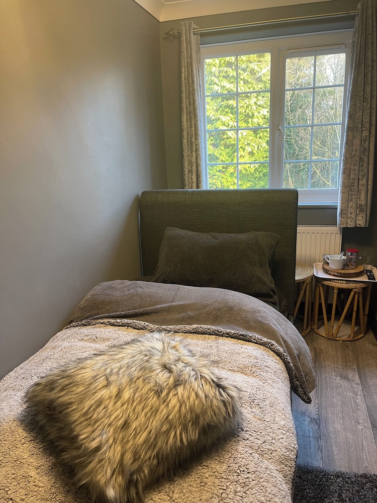 Small Single Room, Private Bathroom photo 1