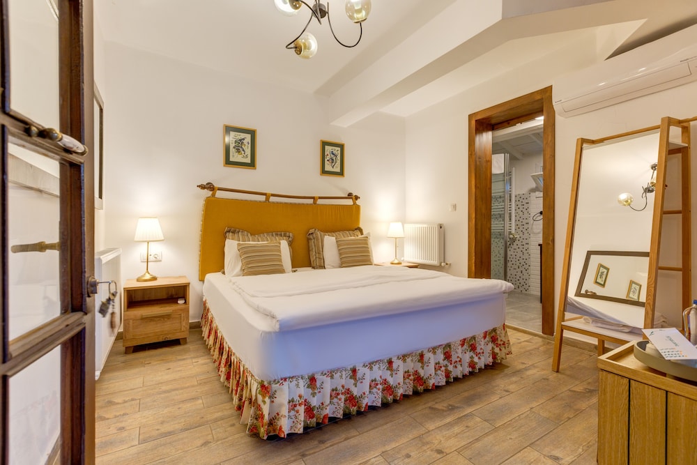 Basic Double Room, 1 Bedroom, Garden View
