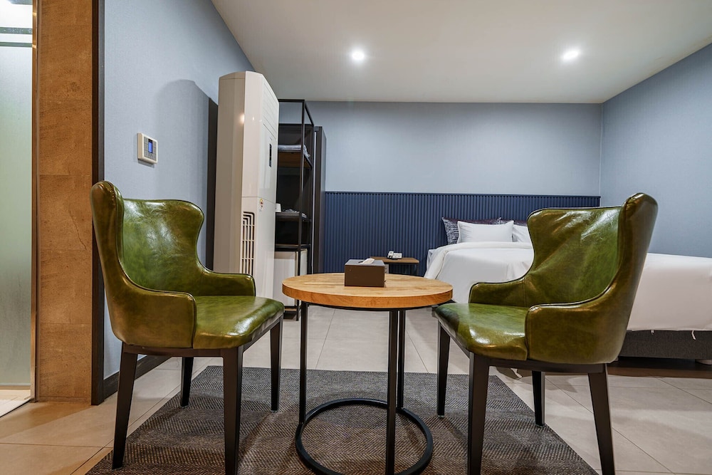 Deluxe Double Room, 1 Queen Bed, Non Smoking, Bathtub photo 2
