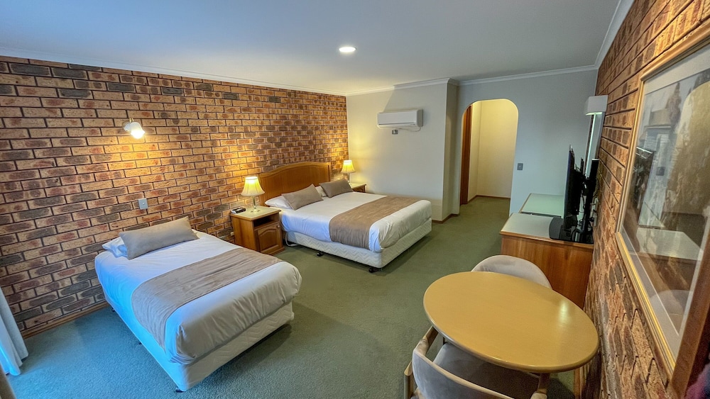 Standard Room - 1 Queen Bed and 1 Twin Bed or 1 Queen Bed photo 3
