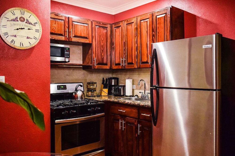 Deluxe Apartment, 1 Queen Bed, Kitchen photo 3