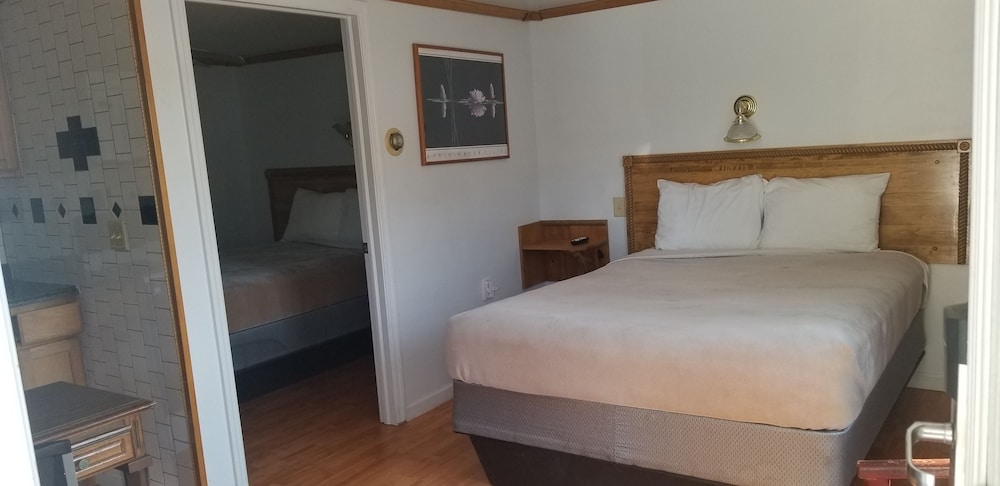 Basic Room, 2 Queen Beds photo 1