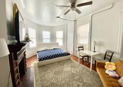 Family Room with Private Bathroom - Photo 9