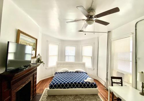 Family Room with Private Bathroom - Photo 10