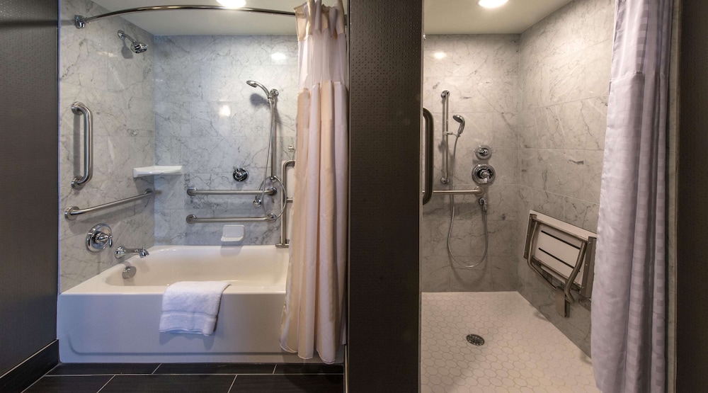 Suite, 1 King Bed, Accessible (Mobility & Hearing), View thumbnail 5