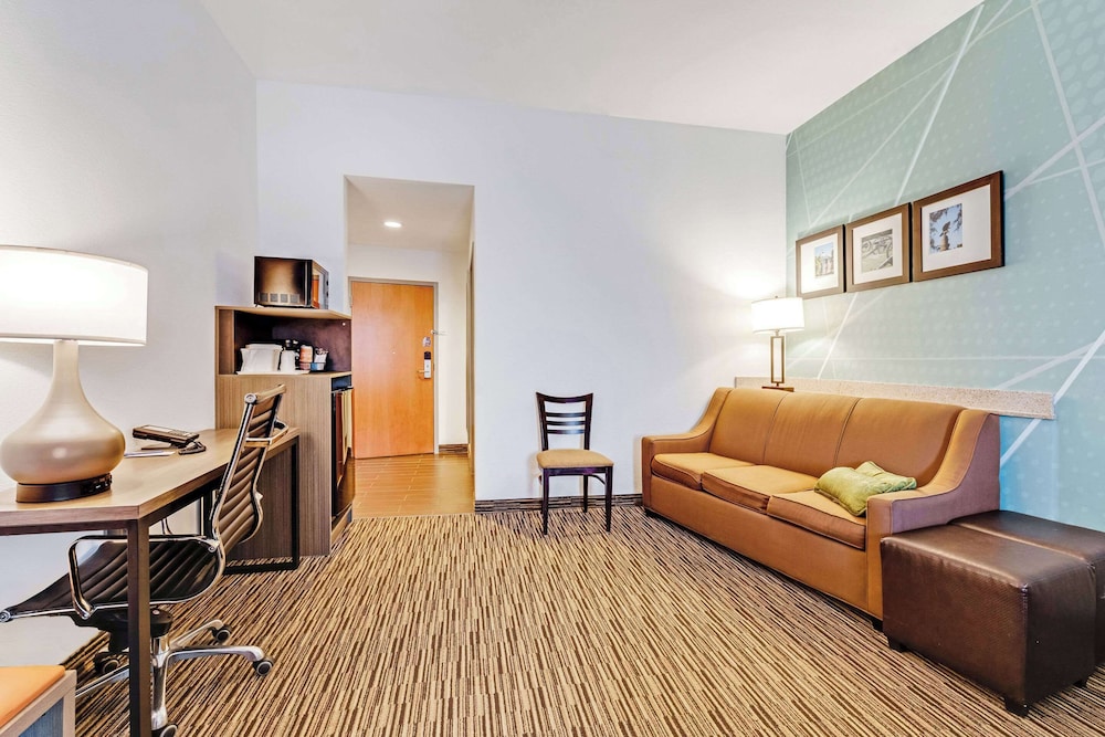 Suite, 1 King Bed with Sofa bed, Accessible, Non Smoking - Photo 3