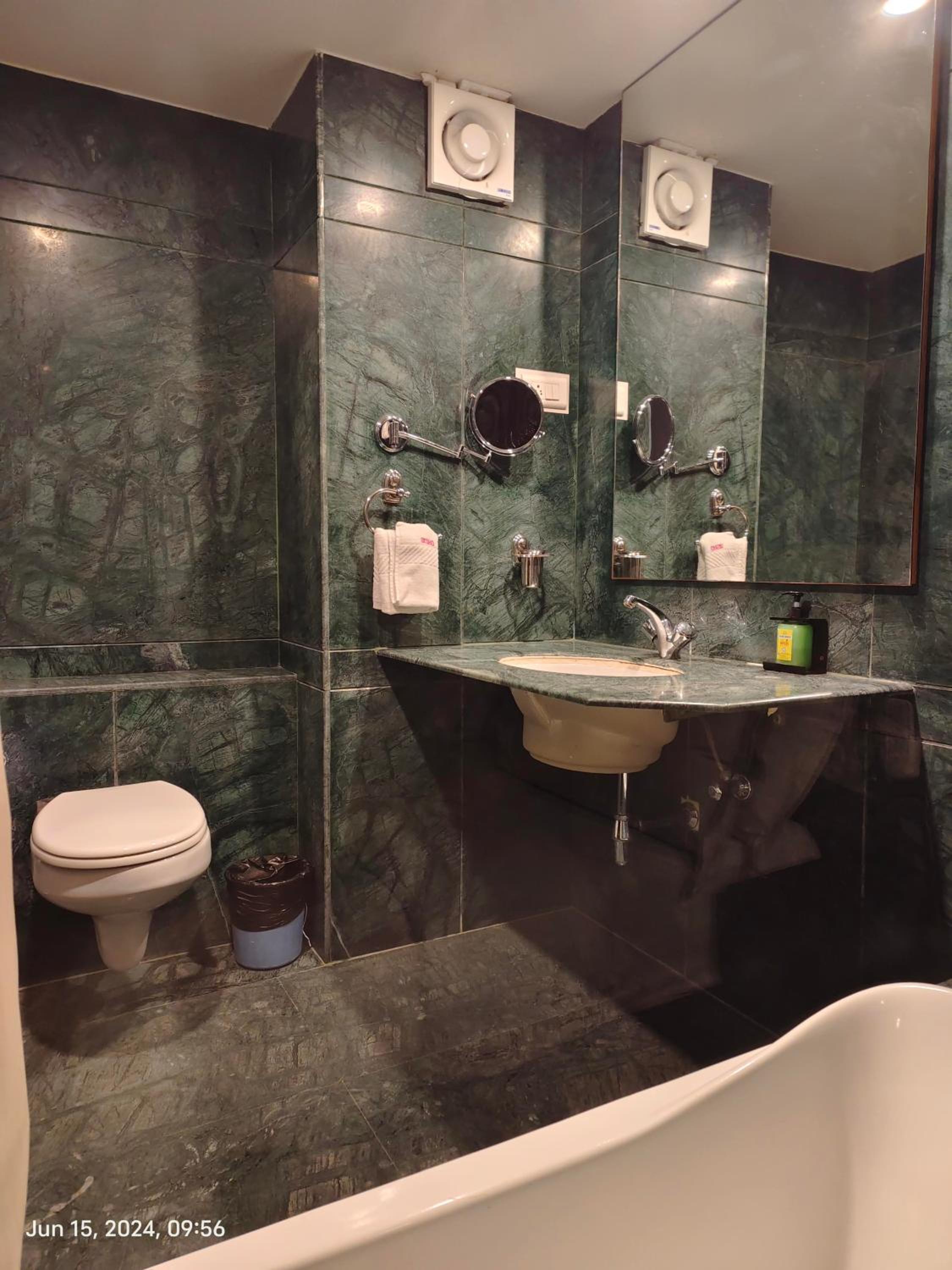 Executive Room - Photo 8
