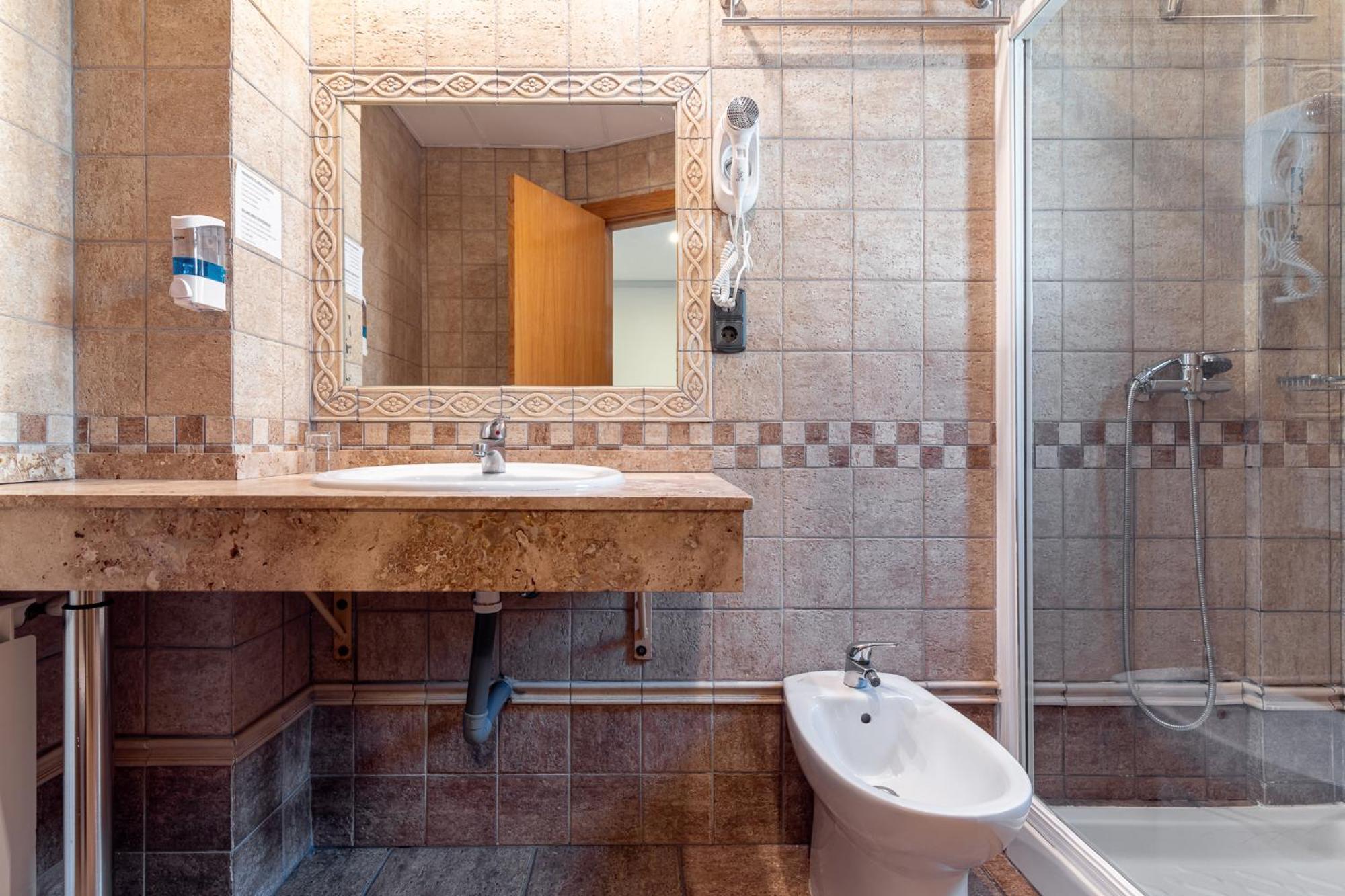 Double or Twin Room - Photo 4