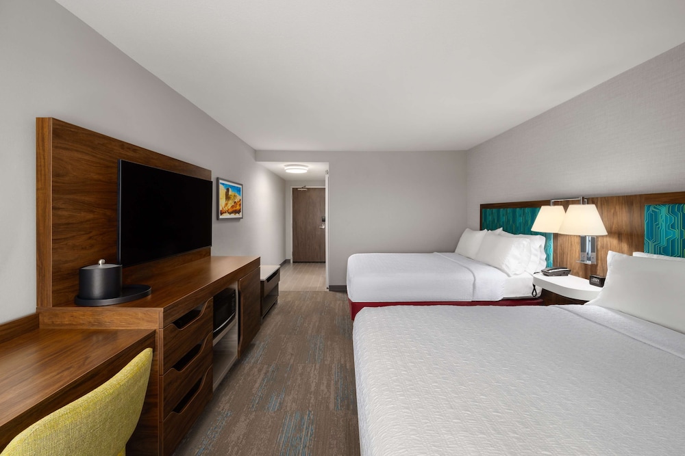 Room, 2 Queen Beds, Refrigerator & Microwave - Photo 1