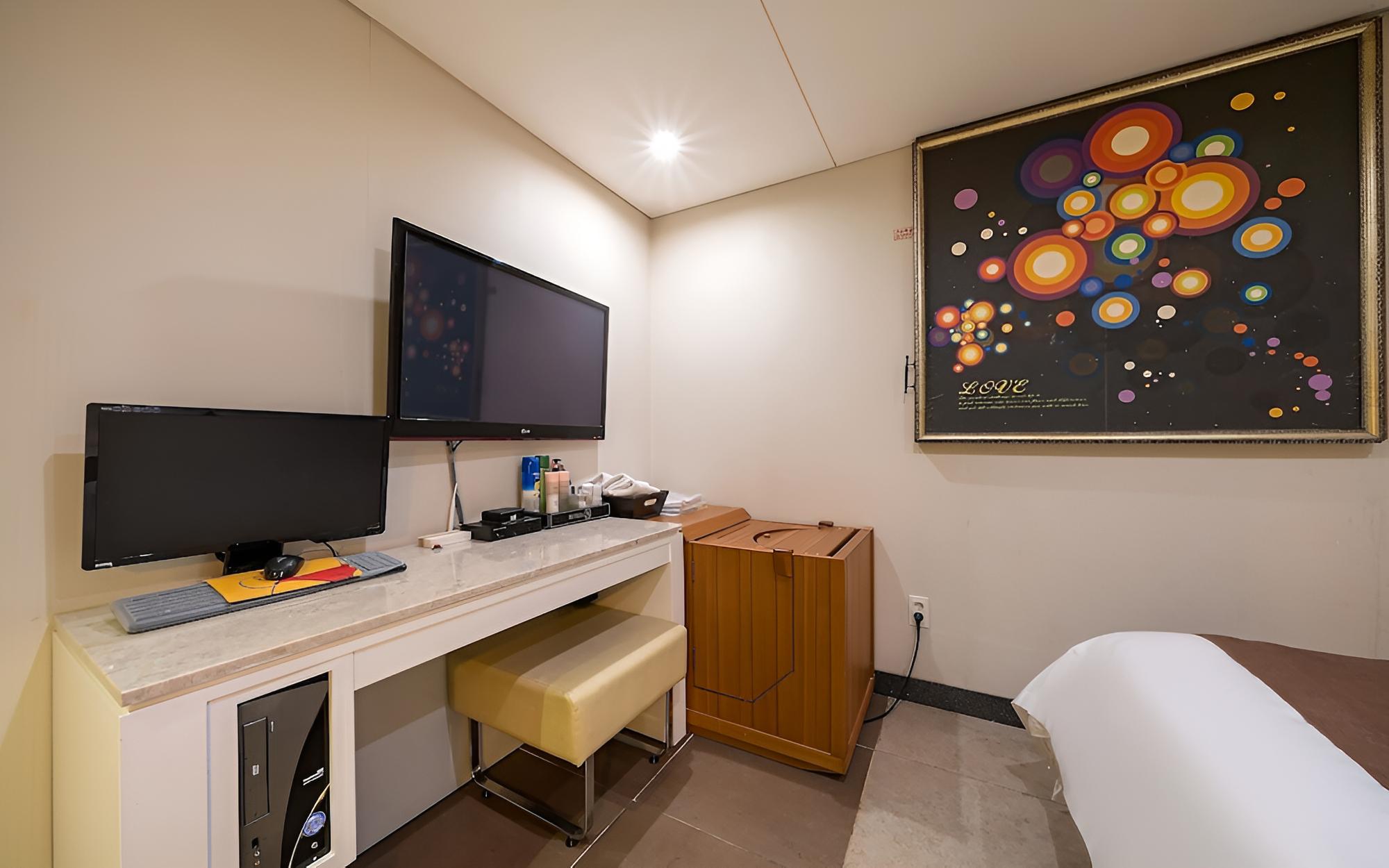 Room (Standard Room) - Photo 6