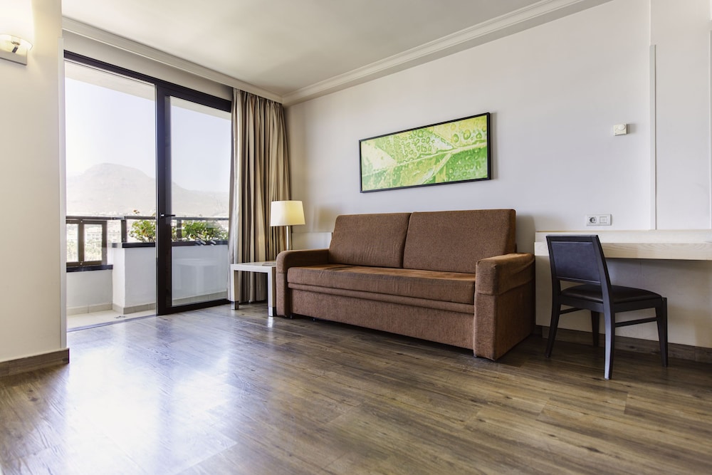 Standard Double Room (3 adults and 1 child) Standard Double Room (3 adults and 1 child)