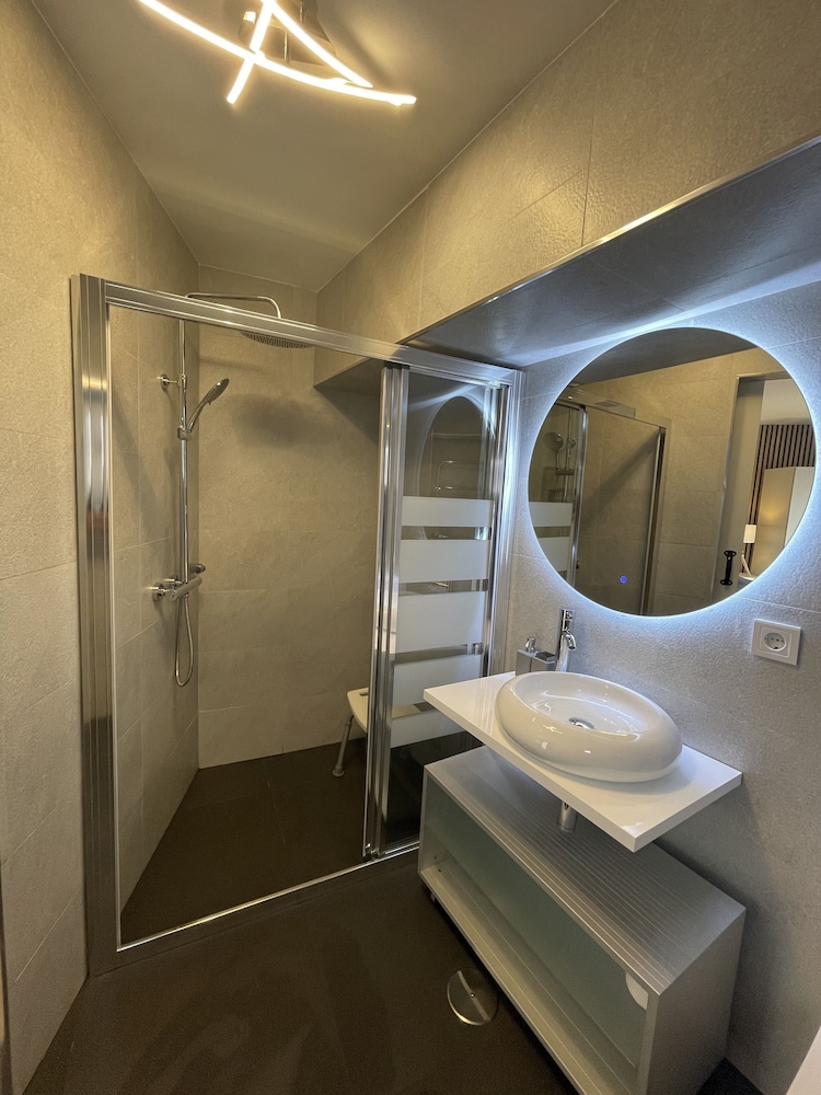1. Elsa - Double or Twin Room - Accessible photo 3