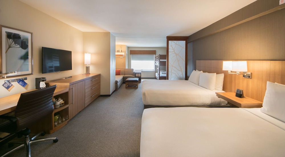Room, Multiple Beds, Accessible, Bathtub