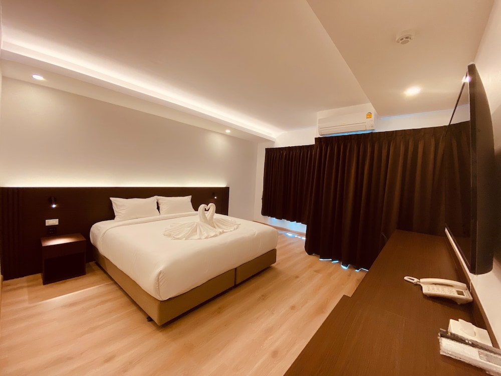 Superior Room, 1 King Bed, Non Smoking, Ensuite - Photo 5