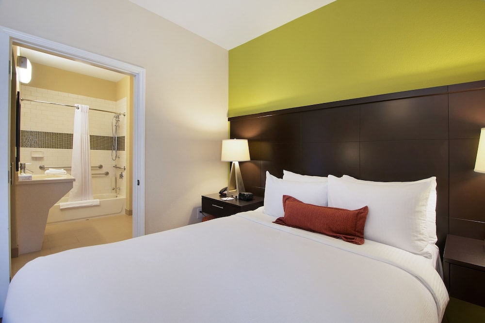 Suite, 2 Bedrooms, Kitchen (1 King and 2 Double Beds)