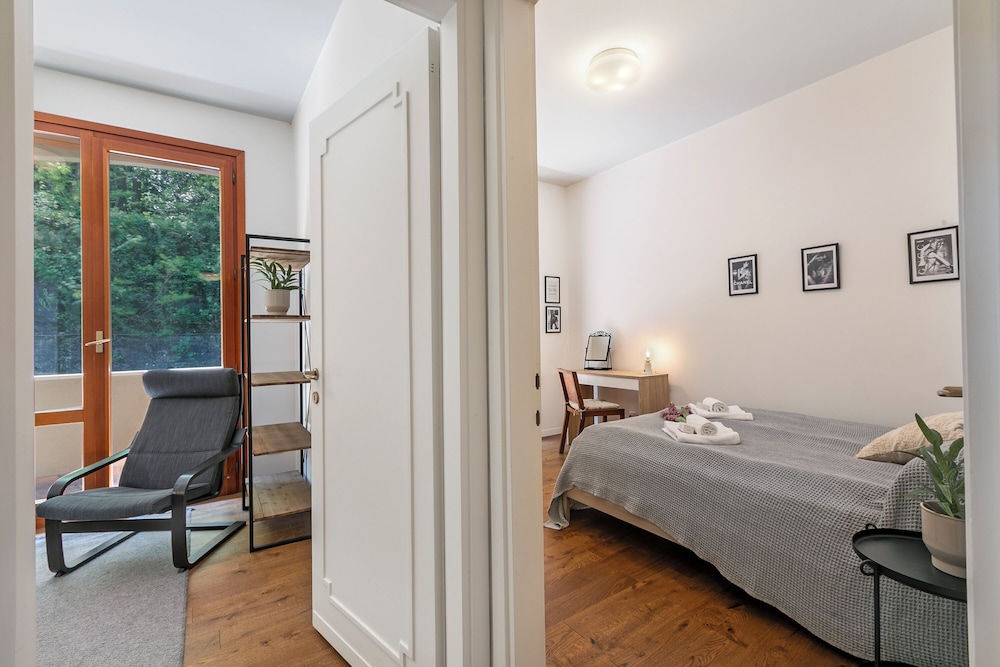 Family Apartment, Multiple Bedrooms, Mountainside (Elegant Panorama Lake View With Pool)