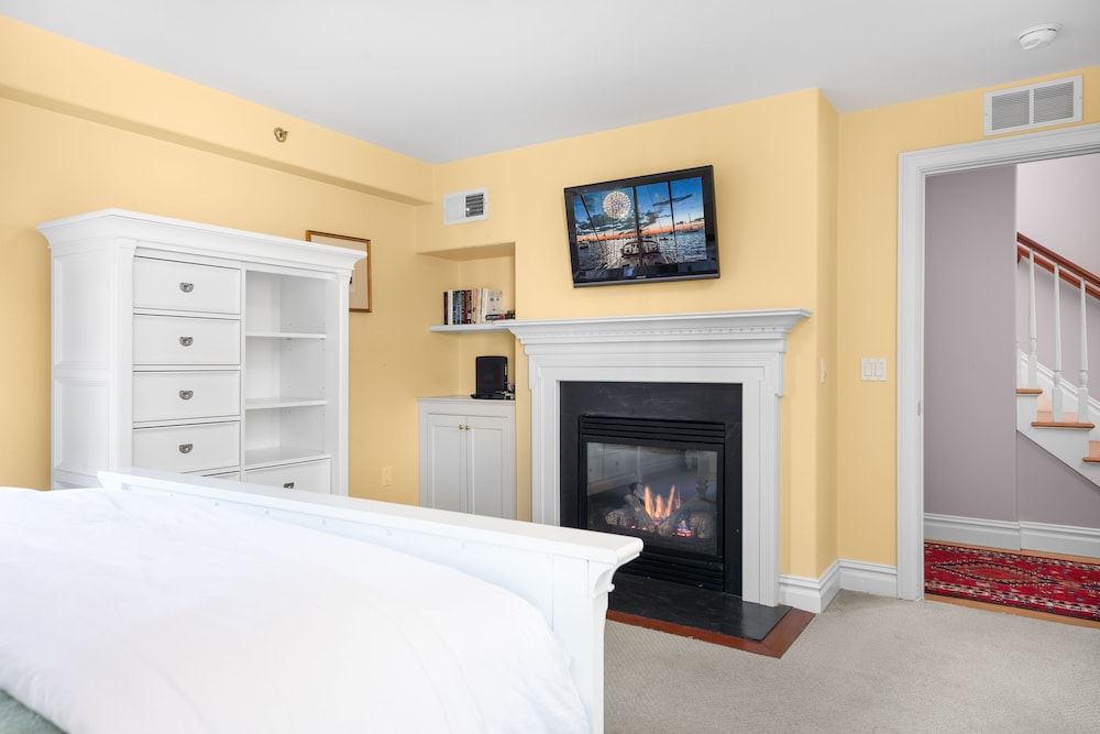Three Bedroom Suite - Three-Bedroom Townhome Suite - Full Kitchen & Parking photo 2