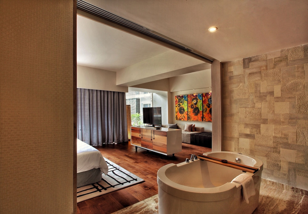 TSand Suite (Standard Check Out at 2:00 PM)